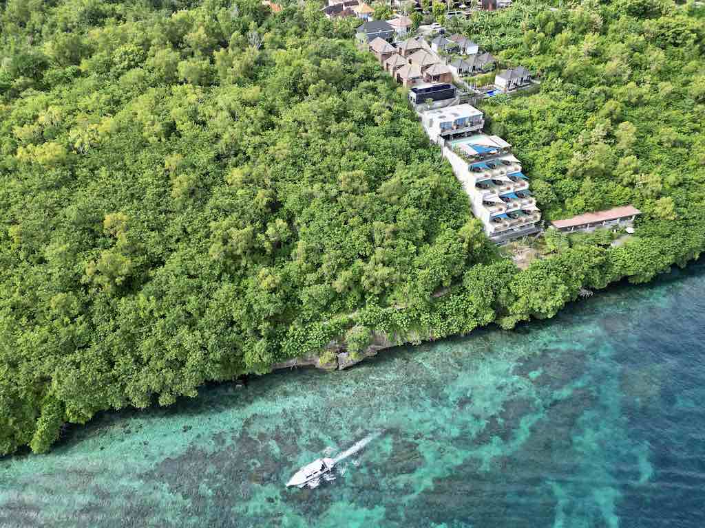 Adiwana Warnakali dive resort vue de drone avec mer