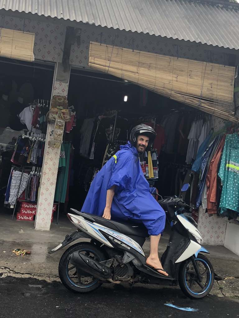 En scooter à Nusa Penida Bali sous la pluie