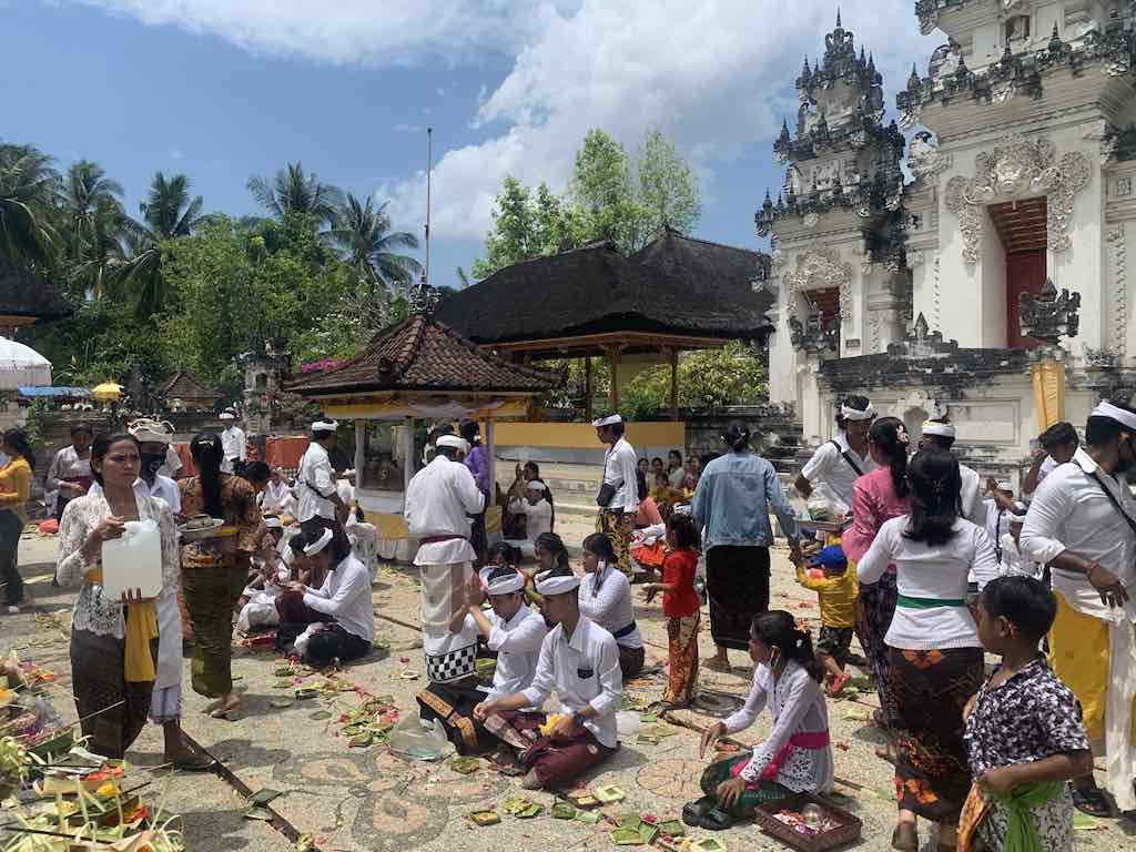 Galungan au temple de Ped à Nusa Penida Bali