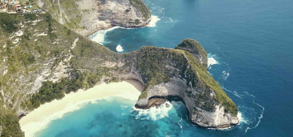 Kelingking Beach Nusa Penida Bali Indonésie drone panorama.jpg