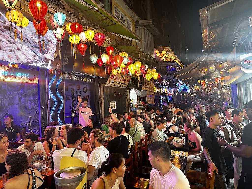vieille ville Hanoi de nuit Vietnam