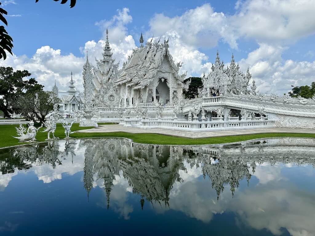 White temple blanc Wat Rong Khun Chiang Rai Thailande